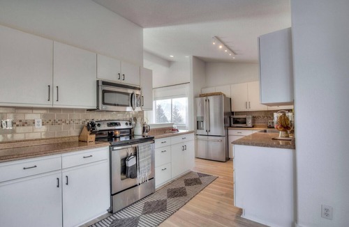 Corinthian Hills House | Panoramic Mountain View Retreat w/Hot Tub - 3/3 Designer Home Hike and Bike!