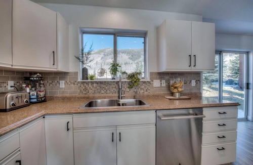 Corinthian Hills House | Panoramic Mountain View Retreat w/Hot Tub - 3/3 Designer Home Hike and Bike!
