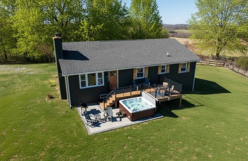Raphine House | Panoramic Mountain Views + Private Hot Tub — Your Ultimate Shenandoah Valley Escape
