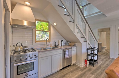 Marion House | Panoramic Mtn Views & Hot Tub! Secluded Marion Gem