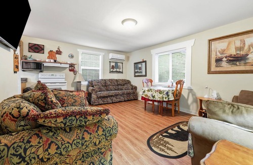 Qualla Cabin | Papa Bear relaxing Smoky Mountain Woodland Retreat