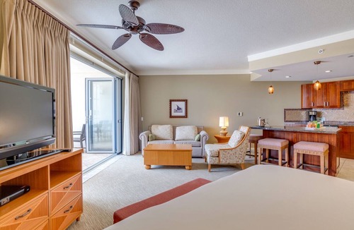 Honokowai Hotel | Paradise Found! Short Drive to Kapalua Airport! Onsite Parking and Swimming Pool