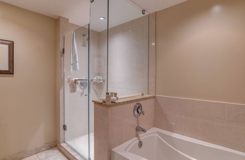 Honokowai Hotel | Paradise Found! Short Drive to Kapalua Airport! Onsite Parking and Swimming Pool