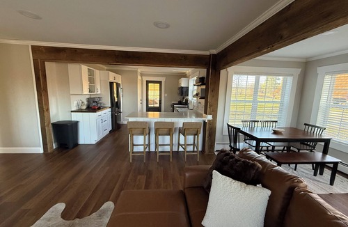 Anna House | Pa’s House is an enjoyable, entirely remodeled, 2-bedroom farmhouse near Anna.