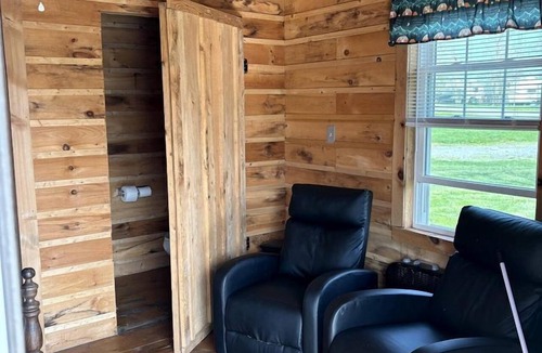 Macedon Cabin | Peaceful Cabin Retreat with Picnic Table & Nature Views in Macedon, New York