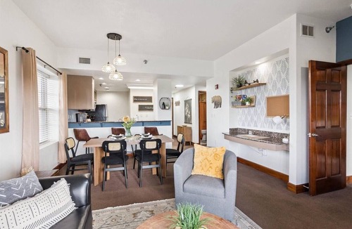 Pigeon Forge Condo | Penthouse with Mountain View, Pool & Hot Tub, King Beds, 1 Mile from Parkway