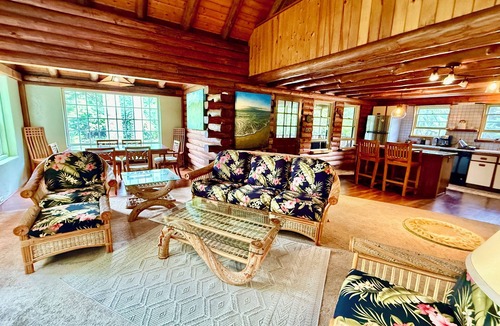 Makawao House | PERMITTED Charming LOG HOUSE Farm Stay! Upcountry Maui. Magical and Peaceful!