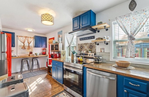 Lamar Heights Area House | PET AND FAMILY FRIENDLY CONVENIENTLY LOCATED I HEART COLORADO HOME