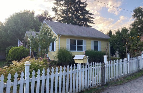 West Hills House | Pet friendly 2 bedroom in peaceful Bremerton with AC & large fully fenced yard.