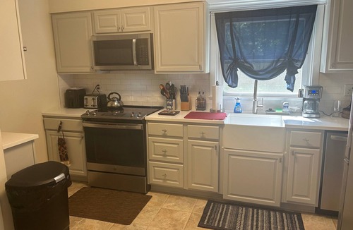 Annapolis House | Pet Friendly, 4 Bedrooms in Annapolis, MD less than 2 miles to Naval Academy.