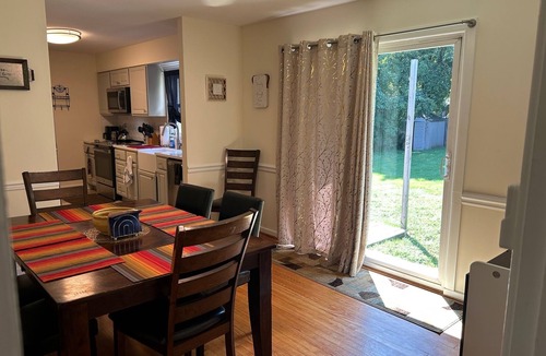 Annapolis House | Pet Friendly, 4 Bedrooms in Annapolis, MD less than 2 miles to Naval Academy.