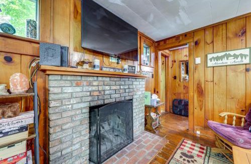 Maggie Valley House | Pet-Friendly Creekside Cabin w/Pool Access!
