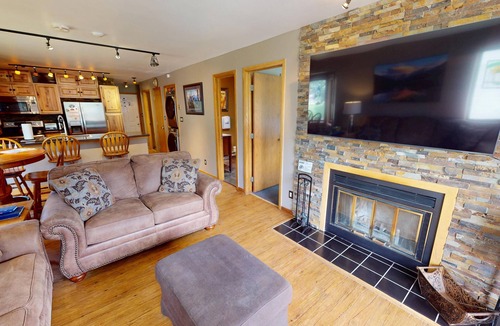 Mountain House Condo | Pet Friendly End Unit! On River Trail. Walk to Festivals, Dining, Activities