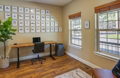 Deschutes River Woods House | Pet-Friendly Oregon Retreat w/Patio & Hot Tub!
