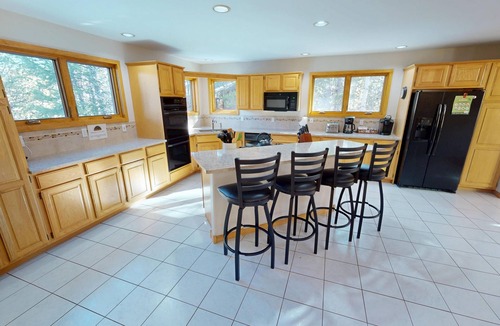 Three Peaks House | Pet Friendly, Private Hot Tub! Great for Gatherings, Teams. 2 Living Areas!