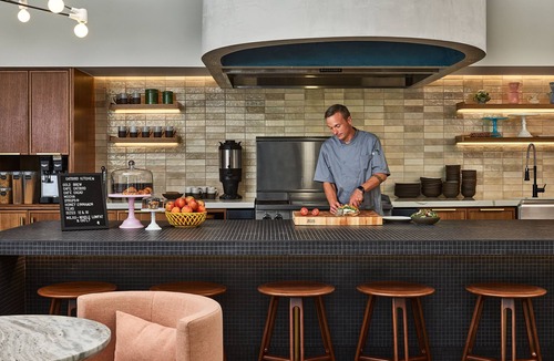 Cole Apartment | Pet Friendly + Suite | Rooftop Hot Tub & Bar