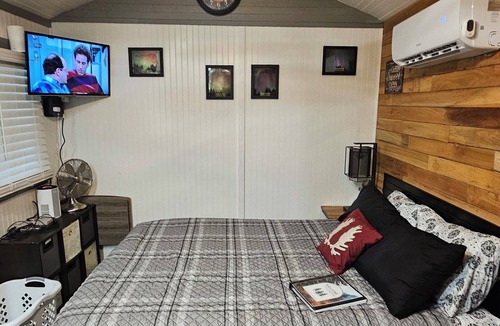 Jordan Road-Canyon Creek House | Pet-Friendly Tiny House on Mtn Loop Hwy w/Wi-Fi, Fire Pit , EV Charger & Pond.