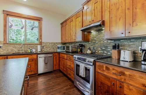 Bend House | Points West - Close to Bend w/Hot Tub AC, Golf, and Mt Bachelor, 4 Suites