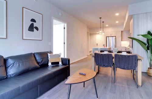 Clarendon Apartment | Prime Arlington Apt with Gym & Pool Access