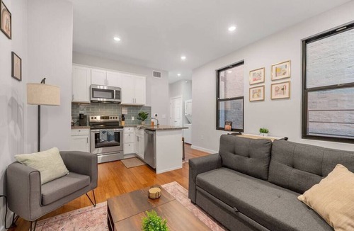 Over-the-Rhine Apartment | Prime OTR off Vine+Lux Queen Bed+Fast WiFi+Smart TV+ Sleeps 3ppl+2nd Fl