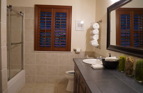 Snohomish Bed & Breakfast | Private Bedroom Fox Den w Hot Tub and Arcade
