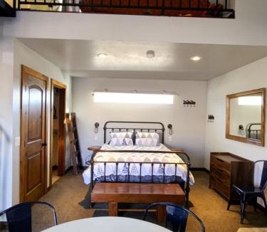 Cannonville House | Private, Charming Cabin - Sleeps 5 - The Evergreen - Bryce Canyon National Park