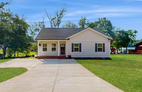 Southmont House | Private Dock! Lakefront Family Escape in Salisbury