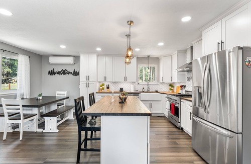 Richmond Hill Corridor House | Private Mountain home in Conifer: Hot tub, game room, pets. Near Red Rocks!