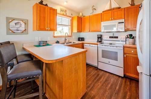 Kill Devil Hills House | Private pool, hot tub, quick walk to beach, great location in KDH 10% discount off 8/22 and 8/29
