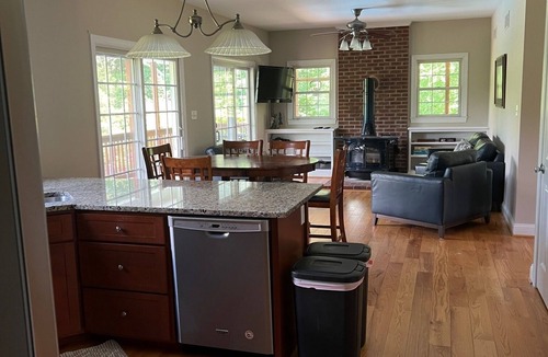North East House | Private retreat with pool! Close to North East! Minutes to local wedding venue!