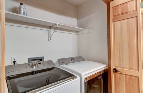 Warrior's Mark Condo | Private Salt Water Hot Tub - 5 Star Reviews - 5 Minute walk to Lifts & Town!