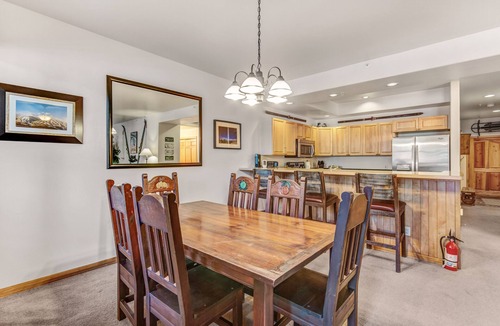 Warrior's Mark Condo | Private Salt Water Hot Tub - 5 Star Reviews - 5 Minute walk to Lifts & Town!