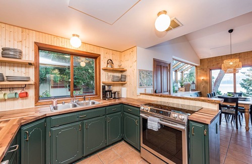 Adelma Beach Cabin | Private Waterfront Spa Retreat + Movie Theater