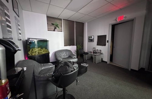 West Babylon House | Production Studio - 4 Sets/2 Offices/Light Bank/Hex Lighting - 4k SF