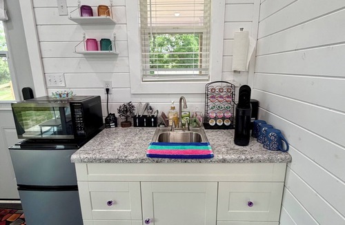 Cape Girardeau Apartment | Purple Tiny House with Fire pit & Nature