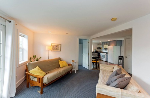 Hood River House | Quaint & cozy home in DT Hood River, AMAZING Views off the privacy deck