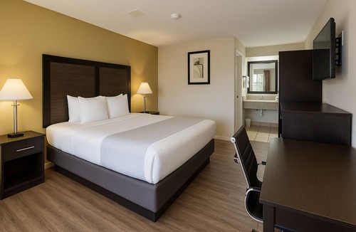 Central Escondido Hotel | Quality Inn Escondido San Diego North County