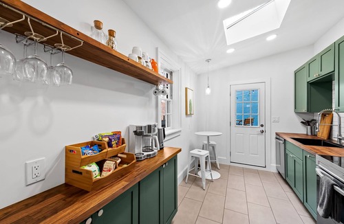 Inner Harbor House | Quiet, walk to the stadiums, harbor, aquarium, convention center, rooftop deck