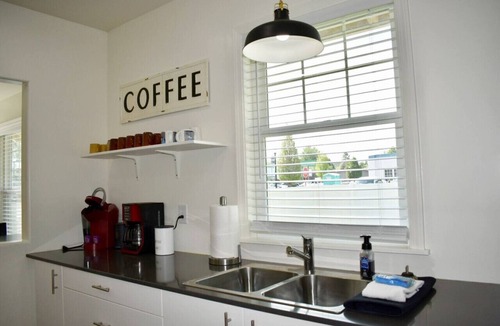 Baker City House | Quinn`s Cottage, Downtown! Cozy Downtown Home! Sleeps 6, Local Golfing 50% Off!