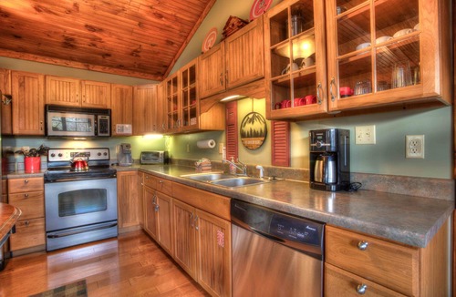 Sevierville Cabin | Red Leaf Lodge Peaceful Cabin for 6 with Hot Tub & Flat 35'x 20' Parking Pad