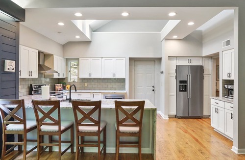 Berkeley Springs House | 🕶️RELAX Here☀️WOW🌱5 bdrm 6 ba🫧PREMIER HOST😎5 STAR Mountainside getaway🪷HOT TUB