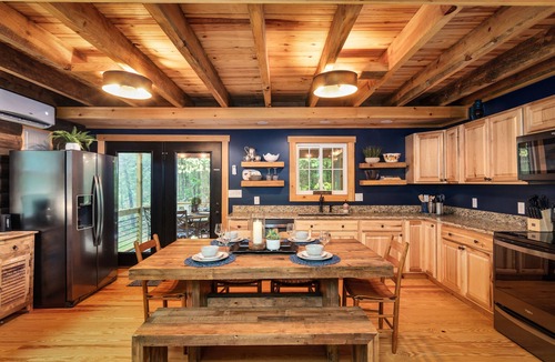 Berkeley Springs Cabin | 🕶️RELAX Here🪴WOW it’s STUNNING🌺PREMIER HOST🌟5 STAR Cabin🪵Close to TOWN🌙Hot Tub
