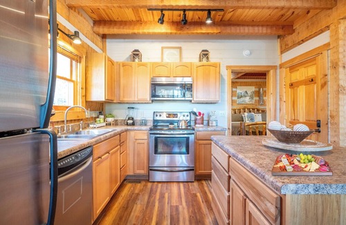 Smoky Mountains Cabin | *Relaxing 2BD Cabin w/Hot Tub + Grill! Free WiFi*