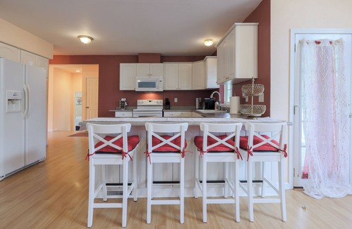 Oak Grove House | Relaxing 3BR Escape w/Hot Tub Near Portland