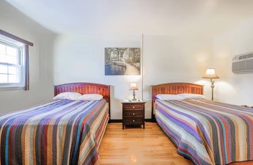 Short Creek Hotel | Relaxing Room Near Outdoor Attractions, Golf Course and Free Parking