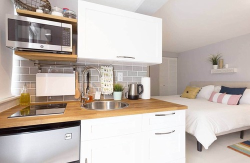Flagami House | Relaxing studio with patio- Free parking & laundry