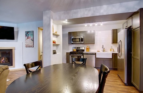 Steamboat Springs House | Remodeled TH Near Resort-Steps to Free Mtn/Town Bus Stop+ HotTub-W/D in Unit-Gas Fireplace-Mtn View