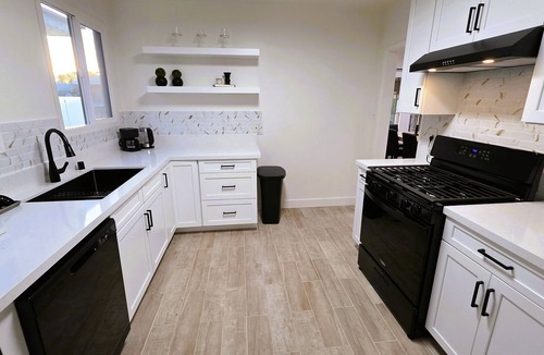 Beverly Hills Apartment | Renovated Three Bedroom Near Cedars Sinai and Beverly Hills With Parking
