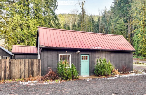 Rhododendron Cabin | Retro Rhododendron Retreat! Mt Hood Cabin