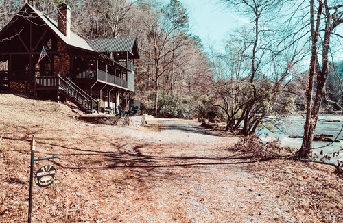 Ellijay House | River Rock Mountain Chalet on Coosawattee River/HotTub/Fire-pit/Riverside